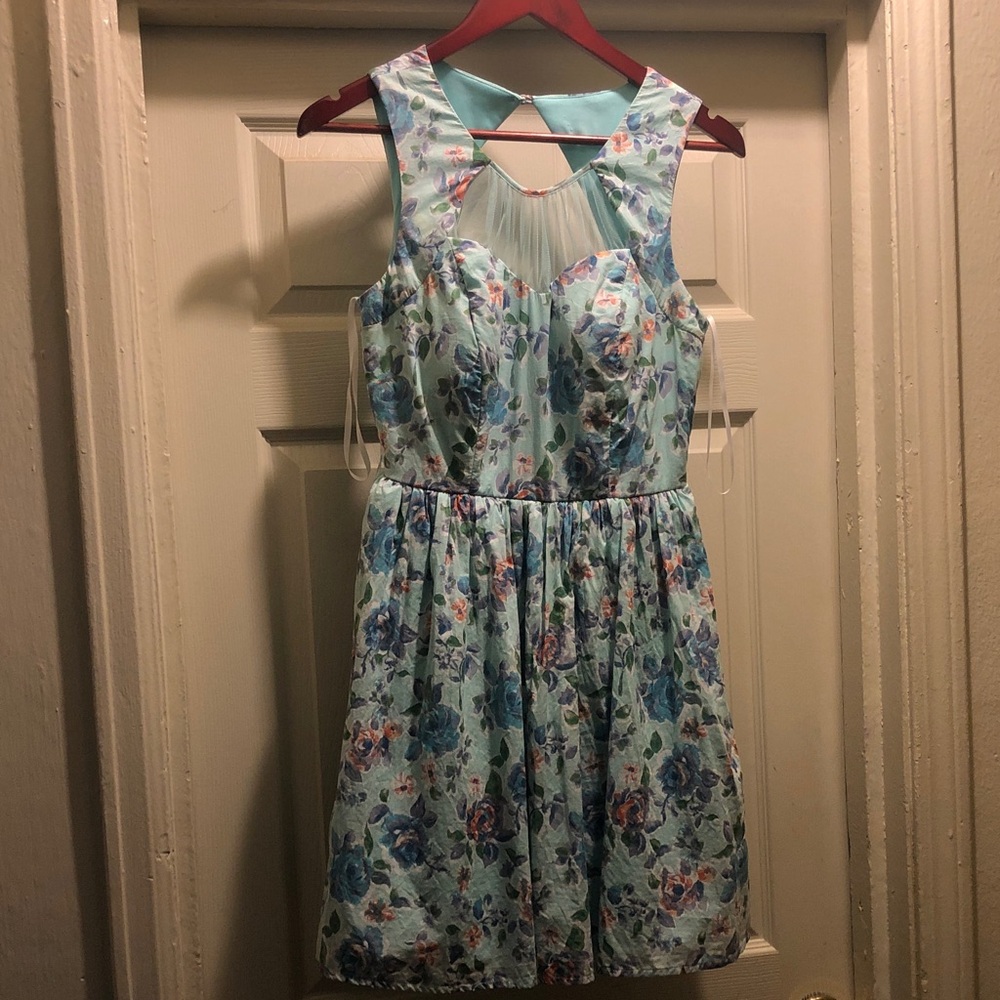 City Studio As Is
Size 7